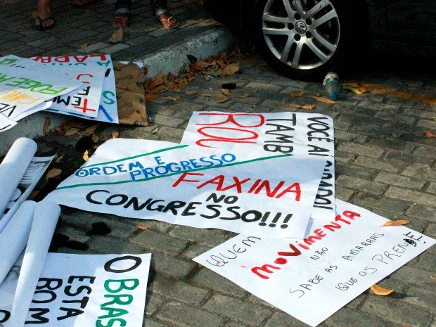 Faixas pediam 'faxina no congresso' (Foto: Marcos Dantas / G1)