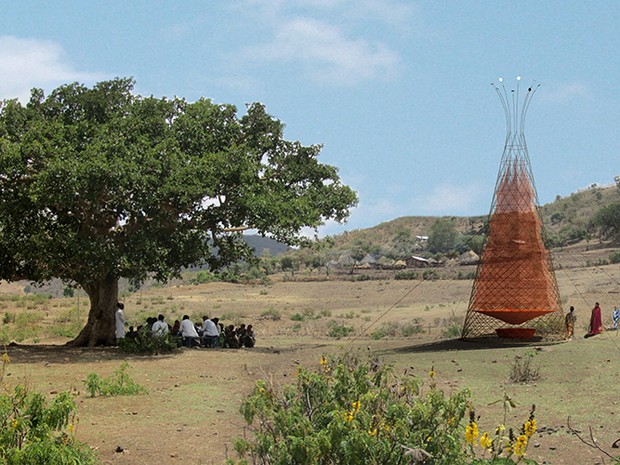 Torre do projeto WarkaWater é instalada em comunidade carente na Etiópia (Foto: Divulgação/Architecture and Vision)