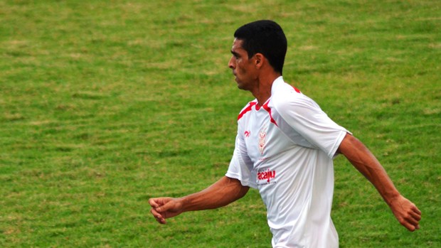 Nivaldo marcou o primeiro gol do Sergipe no amistoso (Foto: Felipe Martins/GLOBOESPORTE.COM)