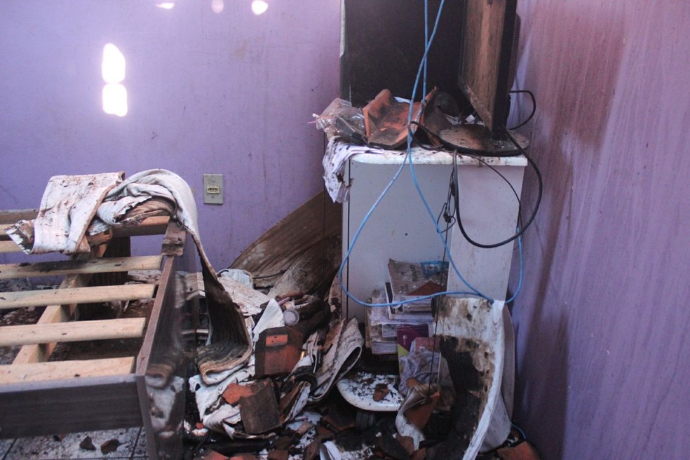 Fogo começou em um dos quartos da casa, afirmou a vítima (Foto: Samantha Araújo/G1)