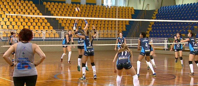 Treino do time de vôlei feminino de Araraquara - 2014 (Foto: Paulo Chiari/EPTV)