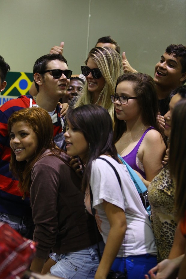 Bárbara Evans no aeroporto (Foto: Marcello Sá Barreto e Rodrigo dos Anjos / AgNews)