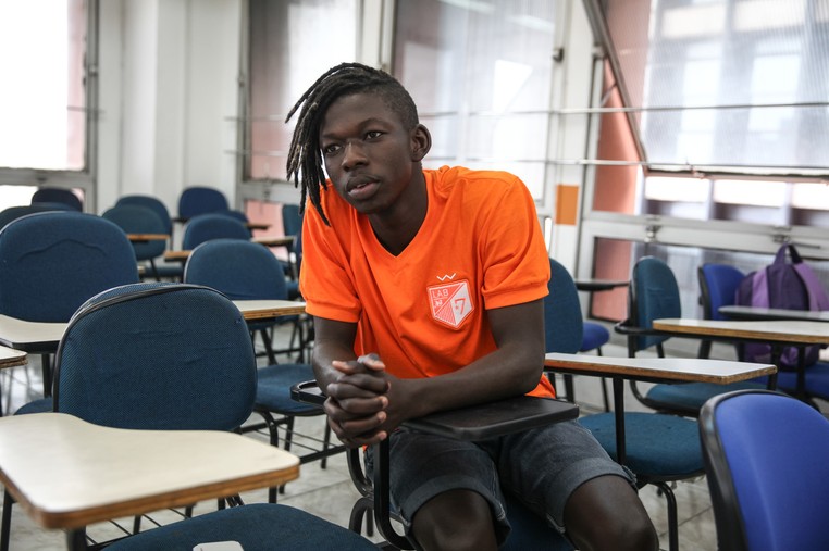Jean Woolmay Denson Pierre, tem 20 anos, e é haitiano, trabalha como modelo e quer estudar medicina (Foto: Fabio Tito/ G1)