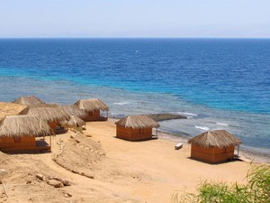 Praia na Península do Sinai está deserta devido à falta de turistas (Foto: Clemens Wortmann/AFP)