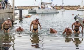 Nadadores israelenses Ben Enosh, Luc Chetboun, Ud Erel, Ori Sela, Doron Amosi e Oded Rahav saem da água depois de nadarem 400 km do Chipre até Israel (Foto: AFP Photo/Jack Guez) Nadadores israelenses Ben Enosh, Luc Chetboun, Ud Erel, Ori Sela, Doron Amosi e Oded Rahav saem da água depois de nadarem 400 km do Chipre até Israel (Foto: AFP Photo/Jack Guez)