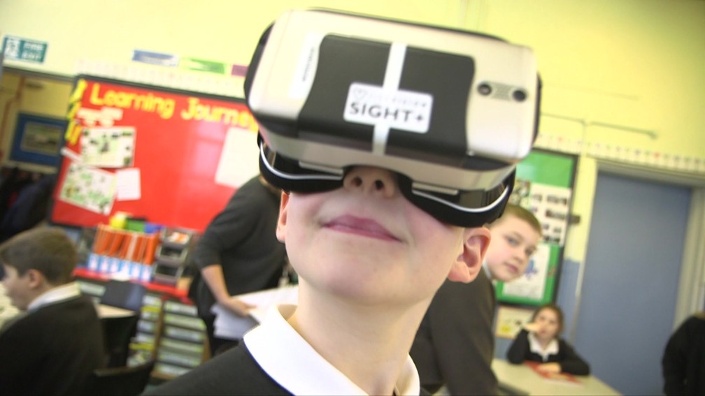 Óculos especiais permitiram que Charlie Mason enxergasse novamente (Foto: BBC)