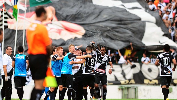 Jogadores da Ponte comemoram gol no dérbi (Foto: Marcos Ribolli/ Globoesporte.com)