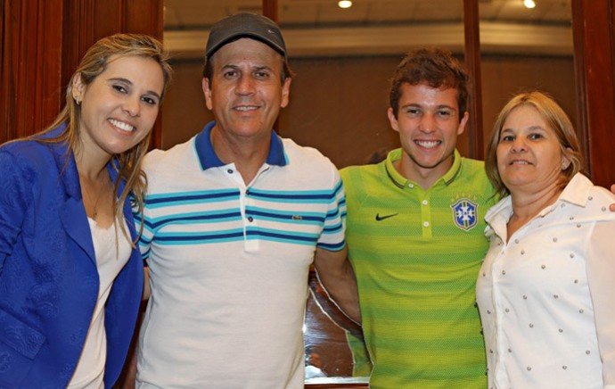 Bernard e família Seleção Brasileira  (Foto: Ricardo Stuckert/CBF)