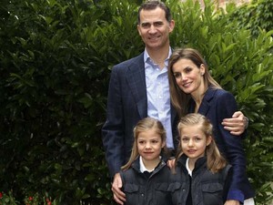 Felipe de Bourbon, sua mulher Letizia e suas duas filhas Leonor e Sofia posam para foto em sua casa em Madri em maio de 2014 (Foto: AFP PHOTO / POOL / BORJA FOTOGRAFOS)