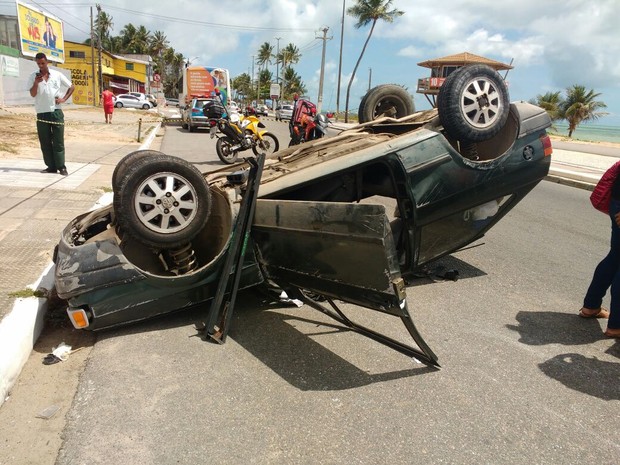 Carro capotou na Avenida Boa Viagem após acidente envolvendo ônibus. (Foto: Corpo de Bombeiros/Divulgação)