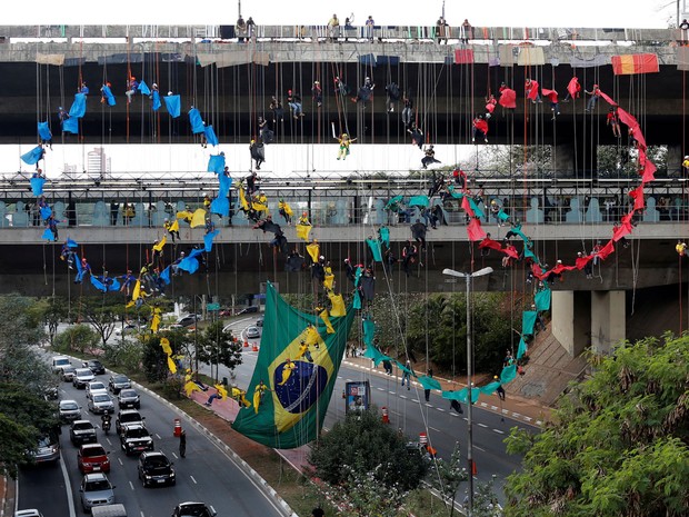 Grupo de praticantes de rapel formam os anéis olímpicos no viaduto do Metrô Sumaré, em São Paulo (Foto: Paulo Whitaker/Reuters)