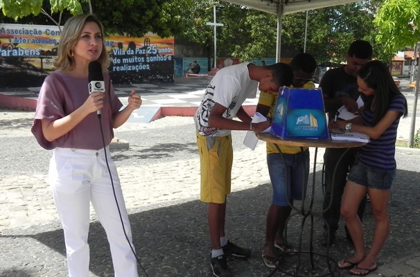 Aline Moreira convida telespectadores a participar sugerindo reportagens (Foto: Katylenin França)