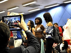 Manifestantes ocupam plenário da Câmara de Vereadores de Campinas (Foto: Lana Torres / G1)