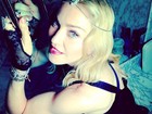 Sexy, Madonna faz 'faxina' no banheiro de meia arrastão e luvas