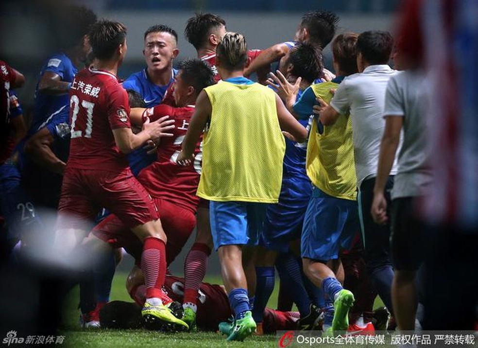 Oscar no gramado, caído, durante a briga generalizada na Superliga Chinesa (Foto: Reprodução / Sina.com)