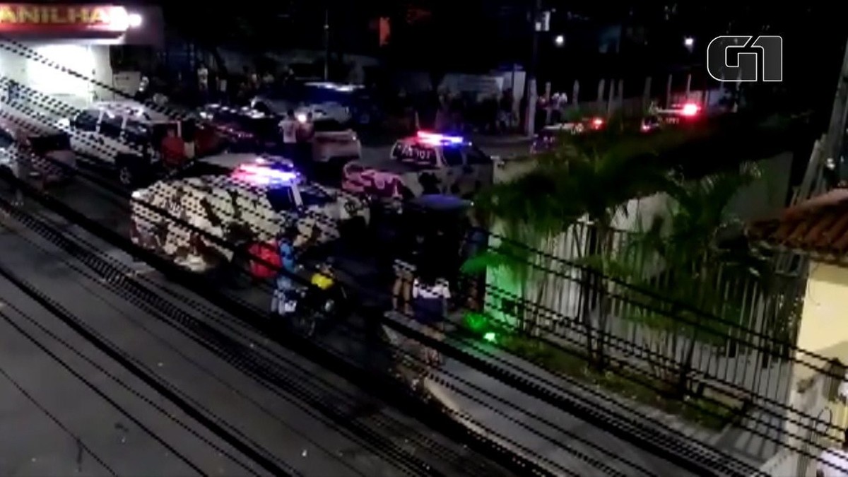 VÍDEO Policial militar atira para cima e é imobilizado por moradores