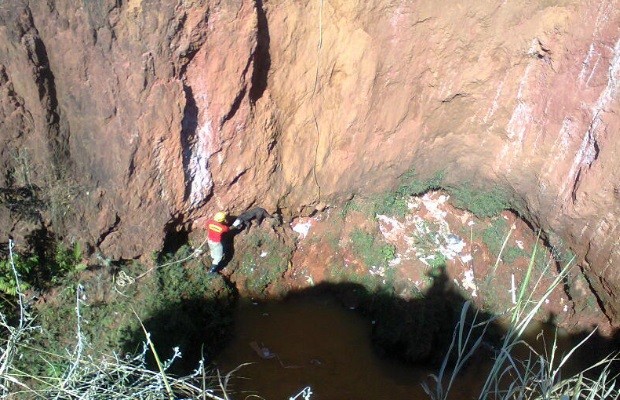 Cachorro caiu em buraco de mais de 15 metros de profundidade em Valparaíso de Goiás (Foto: Divulgação/ Corpo de Bombeiros)