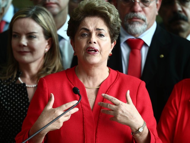 A ex-presidente Dilma Rousseff faz um pronunciamento no Palácio da Alvorada, em Brasília, após ter seu mandato cassado em votação no Senado Federal, em Brasília (Foto: Wilton Júnior/Estadão Conteúdo)