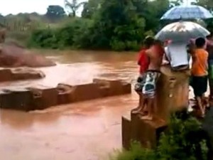 Para os moradores, a situação ainda piora em dias de chuva (Foto: Reprodução/TV Clube)