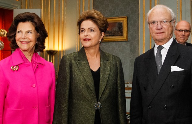 A presidente Dilma Rousseff se encontra com o rei Carlos 16º Gustavo e a rainha Sílvia, no Palácio Real da Suécia (Foto: Roberto Stuckert Filho/ PR)