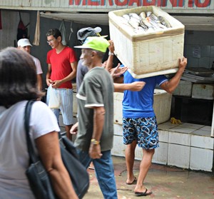 Volante do Náuas trabalha como carregador de peixes em Cruzeiro do Sul (Foto: Tácita Muniz)