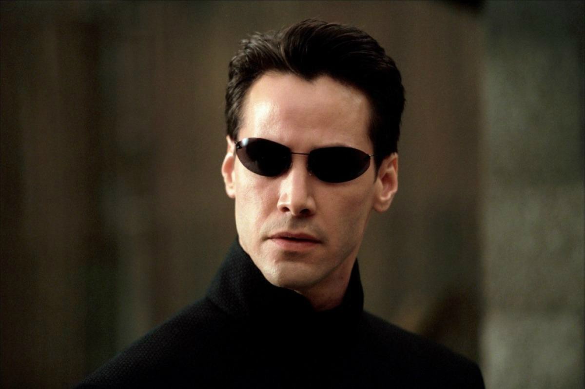 Será que Keanu Reeves ficou incomodado de ter que usar óculos escuros em 'Matrix'. (Foto: Divulgação)