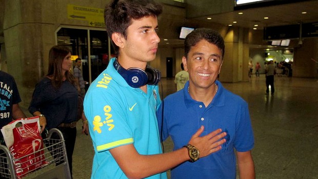 Matheus e Bebeto no desembarque da seleção sub-20 (Foto: Márcio Iannacca / Globoesporte.com)
