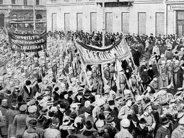 Revolução Russa: Soldados fazem demonstração em São Petesburgo em fevereiro de 1917 (Foto: Wikimedia Commons)