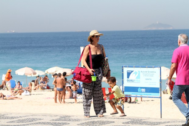Virna e seu filho na praia do Leblon, RJ (Foto: Wallace Barbosa/AgNews)