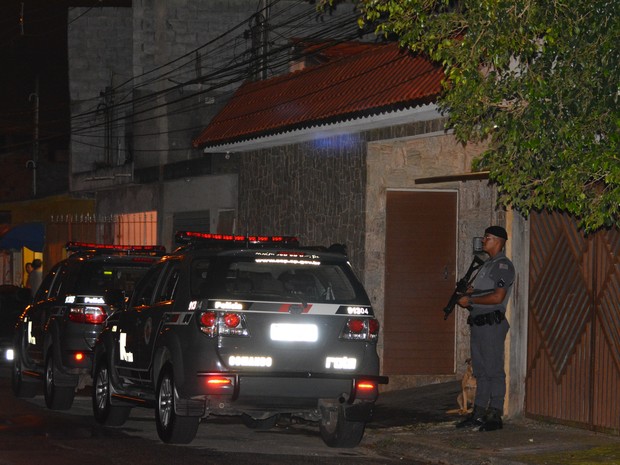 Polciais localizaram armamento e cigarros no imóvel do suspeito em Mogi (Foto: Douglas Pires / G1)