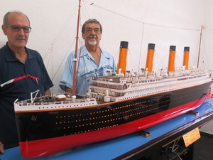 Amigos construíram o navio juntos durante dois anos [Foto: Mariane Rossi/G1)