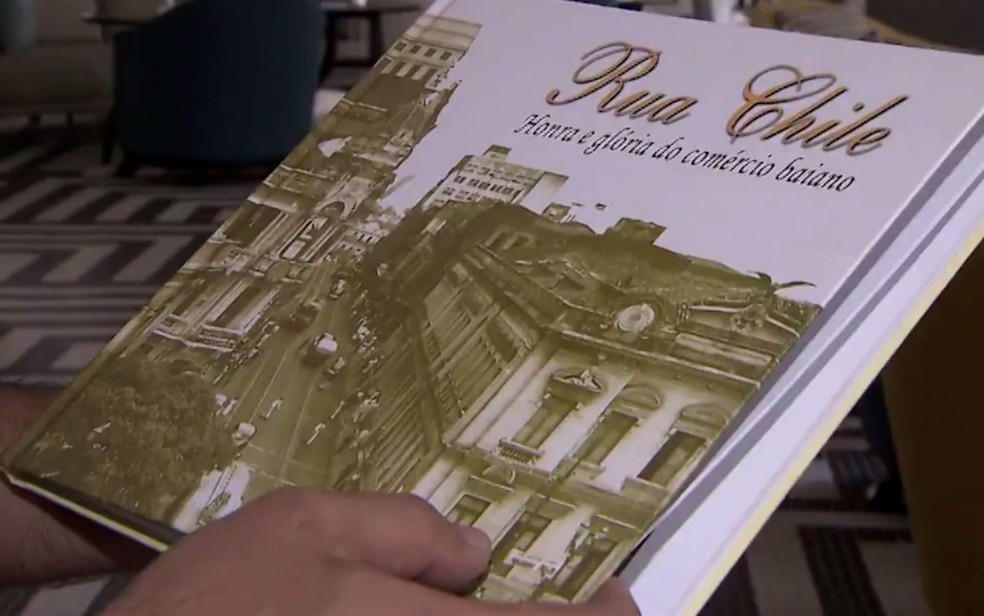 Livro escrito pela jornalista Gabriela Rossi conta história da Rua Chile (Foto: Reprodução/TV Bahia)