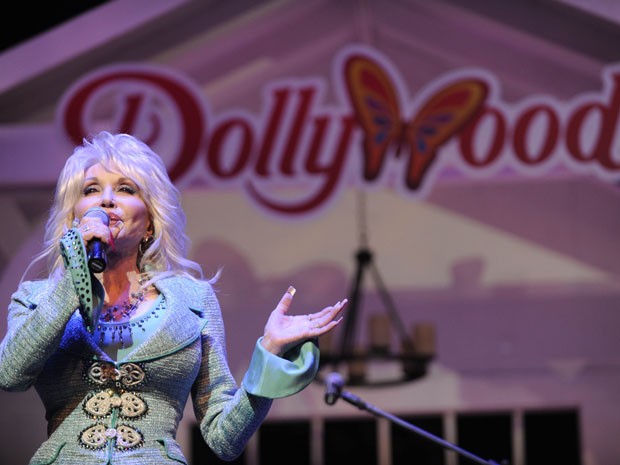 A cantora country Dolly Parton apresenta as novidades em seu parque temático, Dollywood (Foto: AP Photo/Amy Smotherman Burgess, Knoxville News Sentinel)