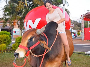 Thaiza de Oliveira, de 18 anos, mora em Barretos (SP), mas nunca havia montado um touro (Foto: Adriano Oliveira/G1)