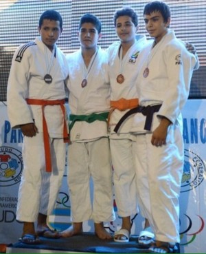 José Marco Demarco (3º da esq. para a direita), bronze no pan-americano (Foto: Divulgação/CBJ)