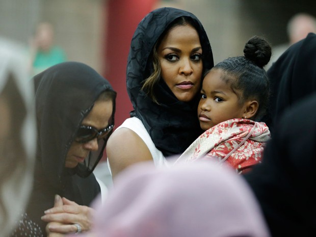 A mulher e a filha de Muhammad Ali no funeral do boxeador em Louisville (Foto: David Goldman/AP)