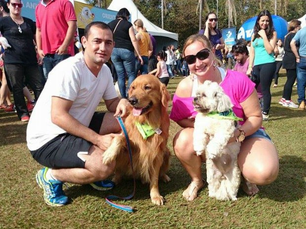Cristiane e Rafael Bailão vieram ao evento com o cachorro Thor (Foto: Renata Marconi/G1)