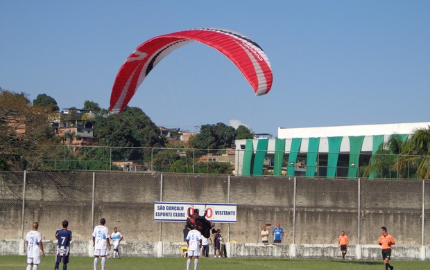 Parapente desgovernado interrompe partida entre São Gonçalo e Ceres, pela Copa Rio (Foto: Claudio Burger/Futrio.net) Parapente desgovernado interrompe partida entre São Gonçalo e Ceres, pela Copa Rio (Foto: Claudio Burger/Futrio.net)