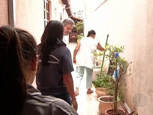 Prefeitura de Suzano entrega panfleto com orientações de combate a dengue (Foto: Reprodução/ TV Diário)