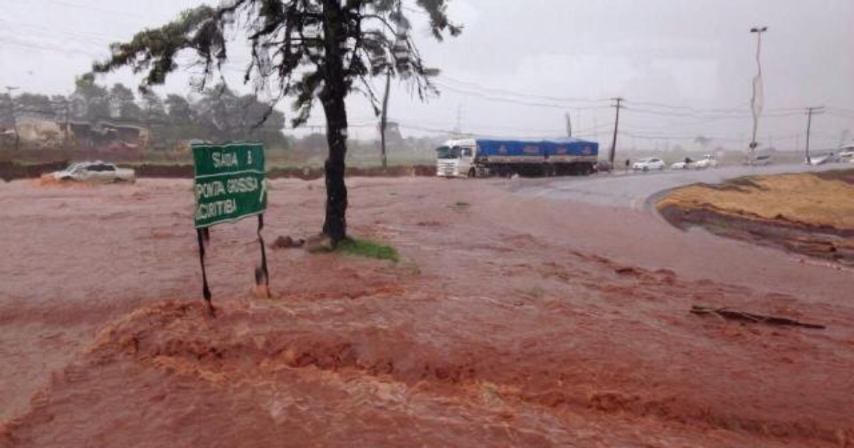 G1 Chuva Forte Causa Alagamentos No Limite Entre Londrina E Cambé Notícias Em Norte E Noroeste 