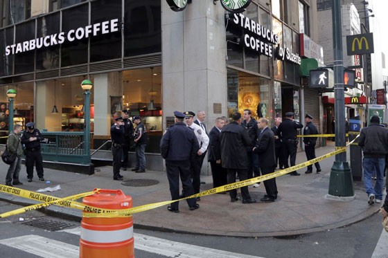 Tiroteio em NY deixa dois feridos e um morto (Foto: Mark Lennihan/AP)