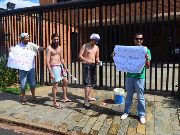 Moradores culpam prefeita Dárcy Vera pela falta d'água em Ribeirão Preto (Foto: Adriano Oliveira/G1)