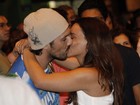 Suzana Pires troca beijos com o namorado em ensaio da Vila Isabel