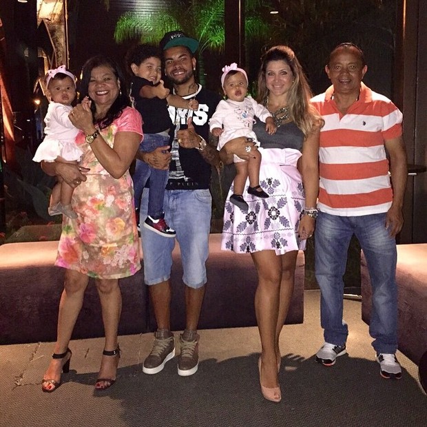 Dentinho com a mulher, Dani Souza, os filhos, Bruno Lucas e as gêmeas Rafaella e Sophia, e os pais (Foto: Instagram/ Reprodução)