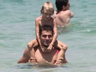 Thiago Lacerda aproveita bom tempo e curte praia com a família