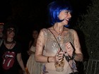 Patrícia Pillar usa peruca azul em festa de novela