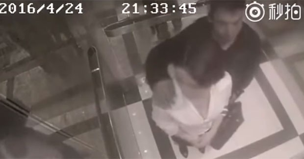 Du Qiao reagiu ao assédio após homem colocar a mão em seu ombro dentro de elevador (Foto: Reprodução/Youtube/PlayWithFire) Du Qiao reagiu ao assédio após homem colocar a mão em seu ombro dentro de elevador (Foto: Reprodução/Youtube/PlayWithFire)