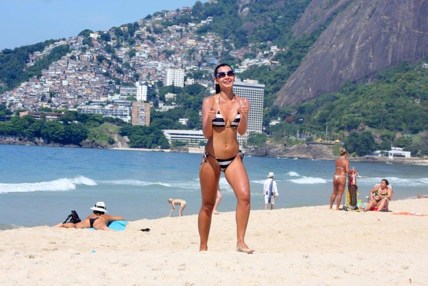 Leticia Wiermann vai à praia da Ipanema, no RJ (Foto: JC Pereira/AgNews)