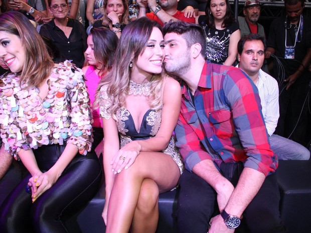 Ex-BBBs Leticia ganha beijo de Junior nos bastidores da final do 'BBB 14' (Foto: Thyago Andrade/ Foto Rio News)
