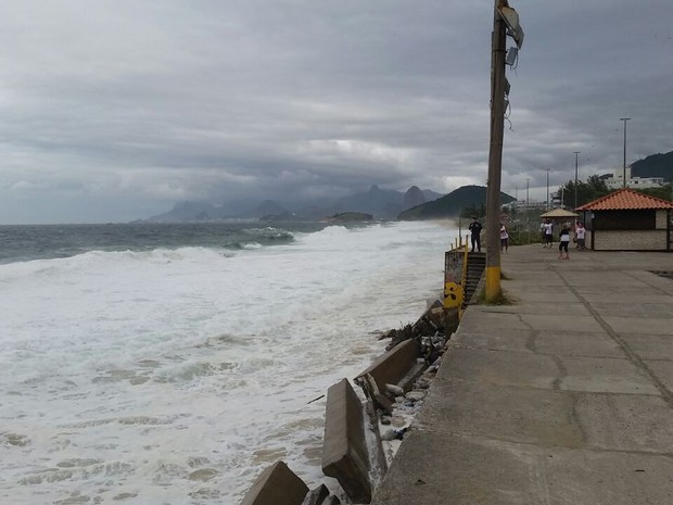 Ressaca também atingiu a Praia de Piratininga, em Niterói, Região Metropolitana do Rio (Foto: Olga Oberlaender / Arquivo Pessoal)
